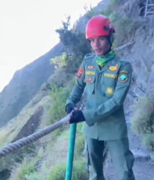 Tangga di jalur pendakian Gunung Rinjani. (Instagram @btn_gn_rinjani)